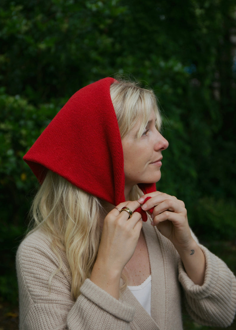 STRAWBERRY TRIANGLE SCARF