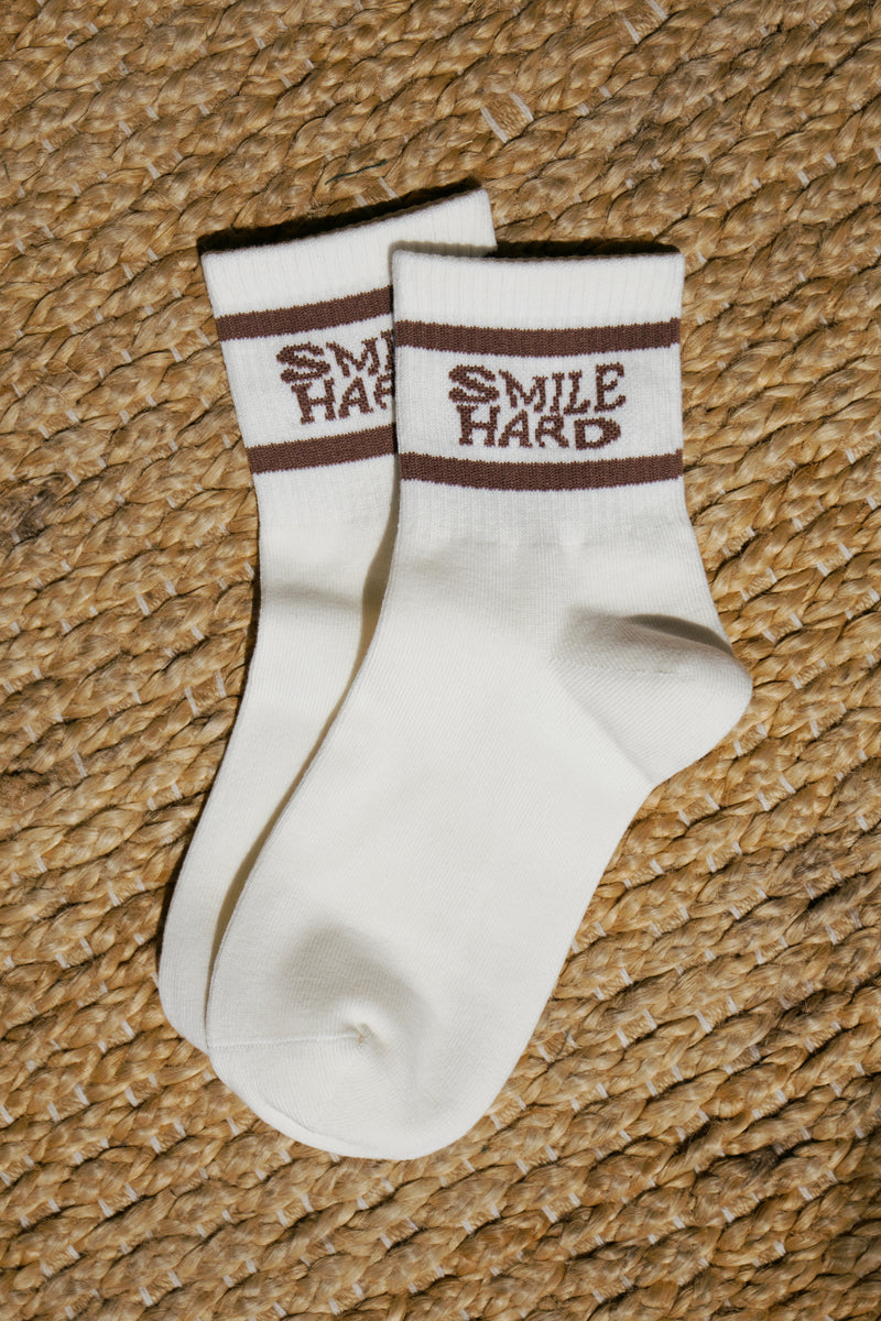 BROWN SMILE HARD CREW SOCKS
